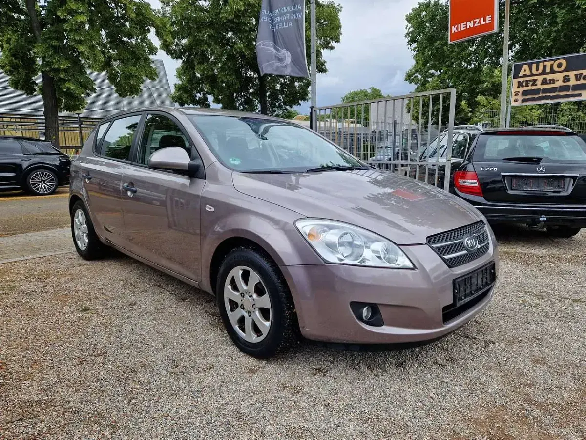 Gebraucht Kia Ceed LX 109 PS (80 kW) 2007 Pewter beige Kleinwagen