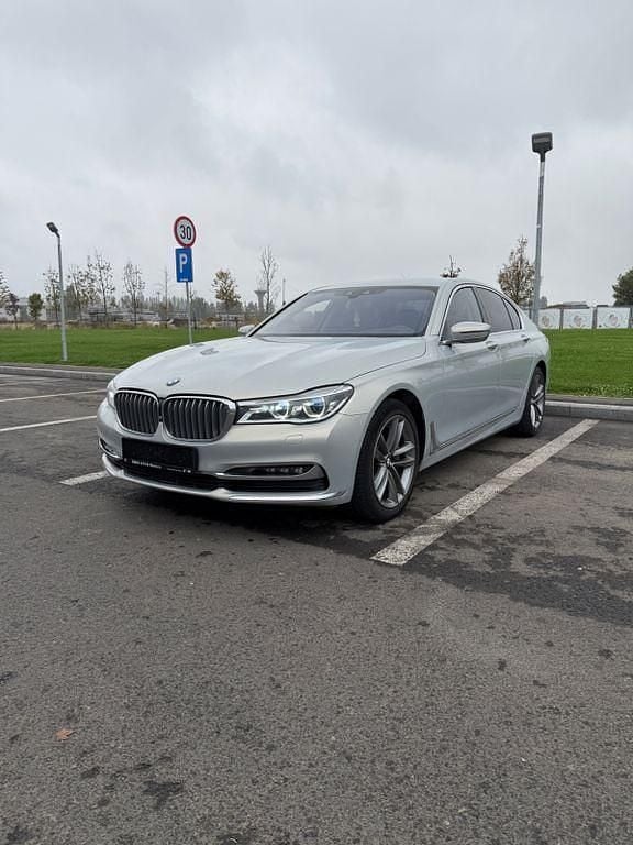 Silber Gebraucht 2018 BMW 730 Limousine | 29.100 € (Guter Preis) - Bild 1/4
