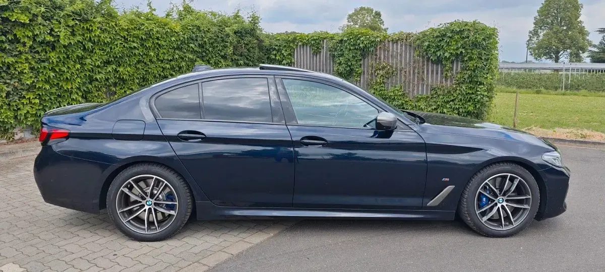 Używany BMW M550 Performance 530 KM (389 kW) 2023 Niebieski Sedan/Limuzyna