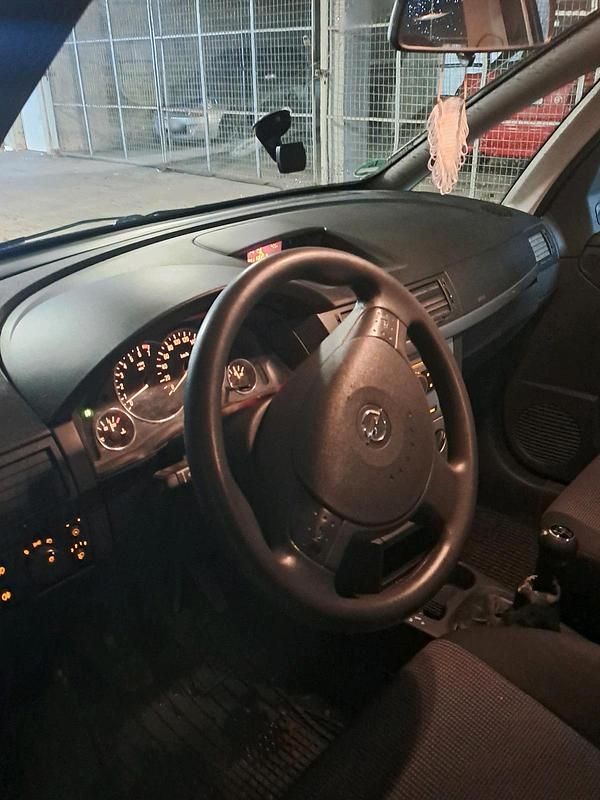 Gebraucht Opel Meriva 101 PS (74 kW) 2004 Silber Van / Kleinbus