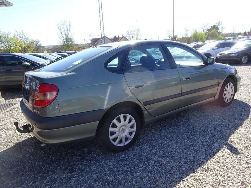 Gebraucht Toyota Avensis Sol 129 PS (94 kW) 2002 Grün Limousine