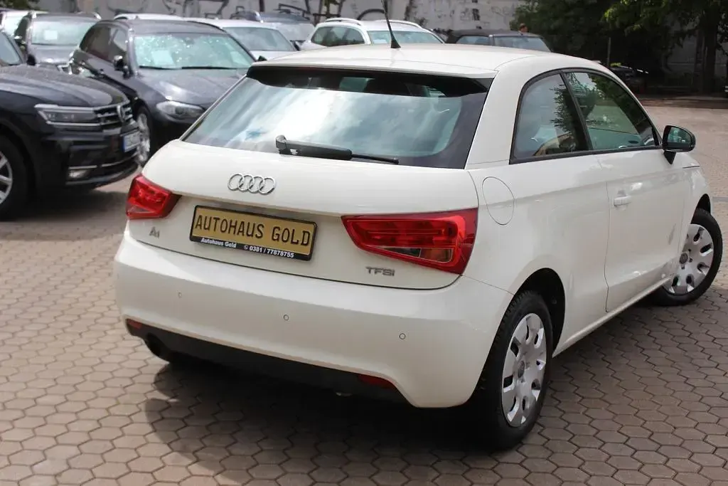 Gebraucht Audi A1 Attraction 86 PS (63 kW) 2011 Weiß Kleinwagen