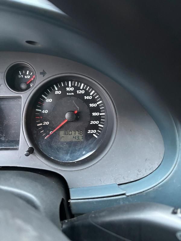 Grau Gebraucht 2005 Seat Ibiza Limousine | 999 € (Guter Preis) - Bild 1/4