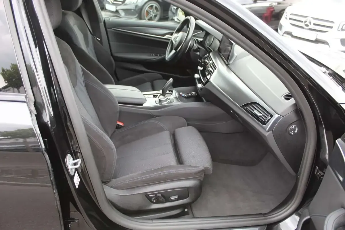 Gebraucht BMW 530 M Sport 252 PS (185 kW) 2021 Black sapphire metallic Kombi