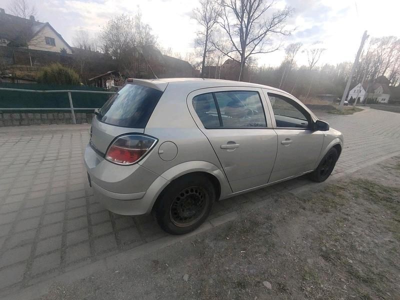 Gebraucht Opel Astra 105 PS (77 kW) 2009 Silber Kleinwagen