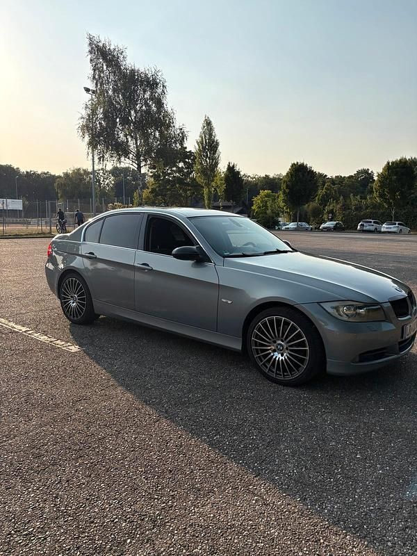 Blau Gebraucht 2005 BMW 325 Limousine | 7.000 € - Bild 1/4