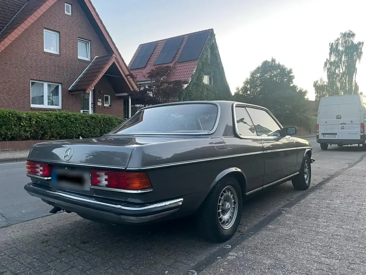 Gebraucht Mercedes 230 136 PS (100 kW) 1983 Grau Coupé
