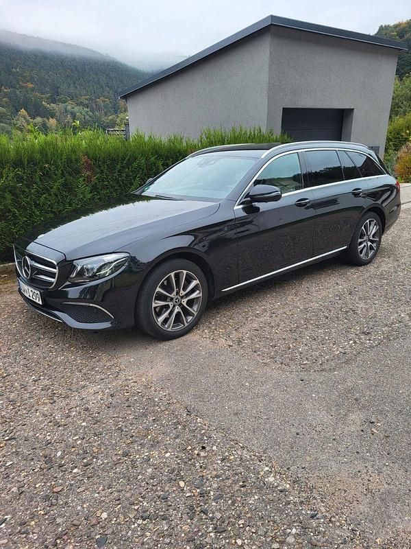 Schwarz Gebraucht 2018 Mercedes E220 Kombi | 26.500 € (Guter Preis) - Bild 1/4