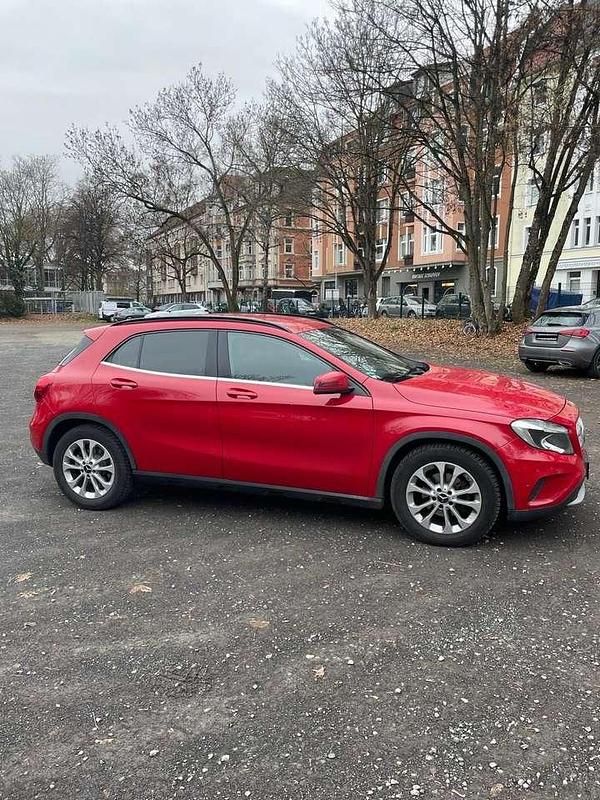 Gebraucht Mercedes GLA200 136 PS (100 kW) 2014 Rot SUV