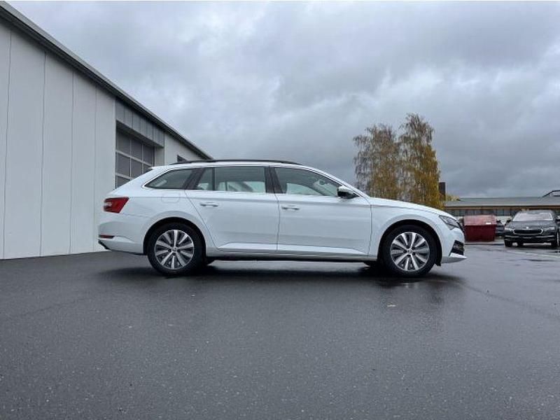 Gebraucht Skoda Superb Ambition 218 PS (160 kW) 2022 Moonweiss (metallic) Kombi