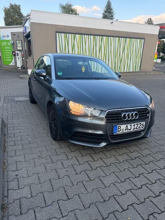Grau Gebraucht 2011 Audi A1 Ambiente Kleinwagen | 6.999 € (Fairer Preis) - Bild 1/4