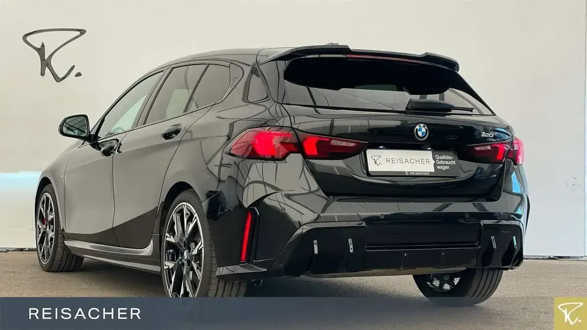 Gebraucht BMW 120 M Sport 156 PS (114 kW) 2025 Saphirschwarz metallic Kleinwagen