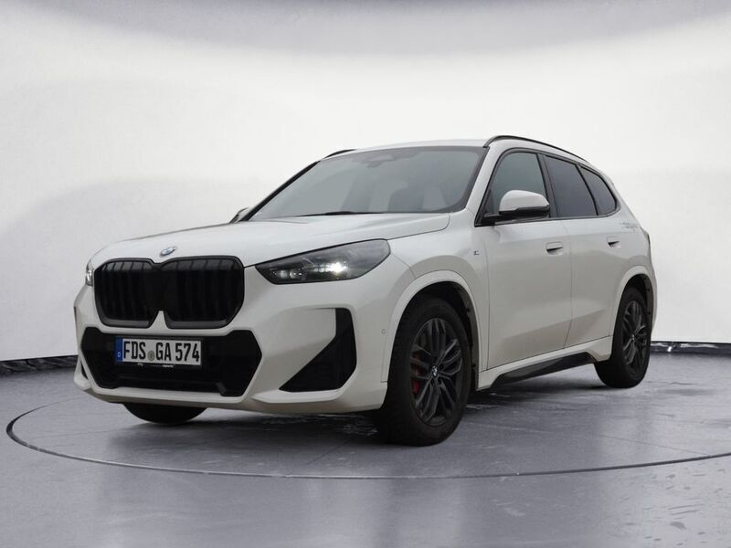 Alpinweiss 3 Gebraucht 2024 BMW X1 M Sport SUV | 41.930 € (Teuer) - Bild 1/4