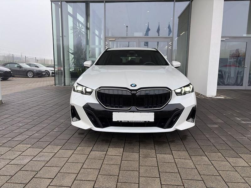 Gebraucht BMW 520 M Sport 197 PS (144 kW) 2025 Mineralweiss metallic Kombi