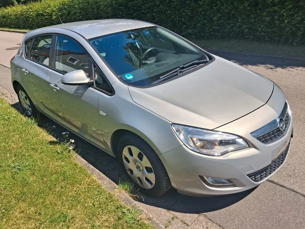 Gebraucht Opel Astra Edition 87 PS (63 kW) 2010 Gold Limousine
