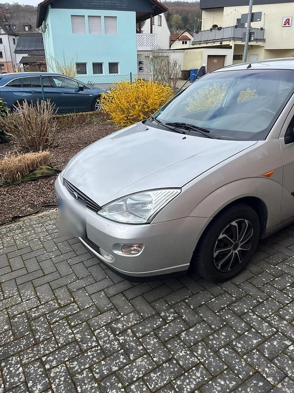 Gebraucht Ford Focus 100 PS (73 kW) 2001 Silber Limousine