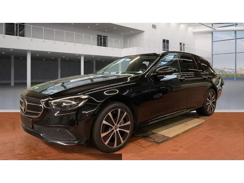 Schwarz Gebraucht 2022 Mercedes E300 Night Kombi | 32.980 € (Guter Preis) - Bild 1/3