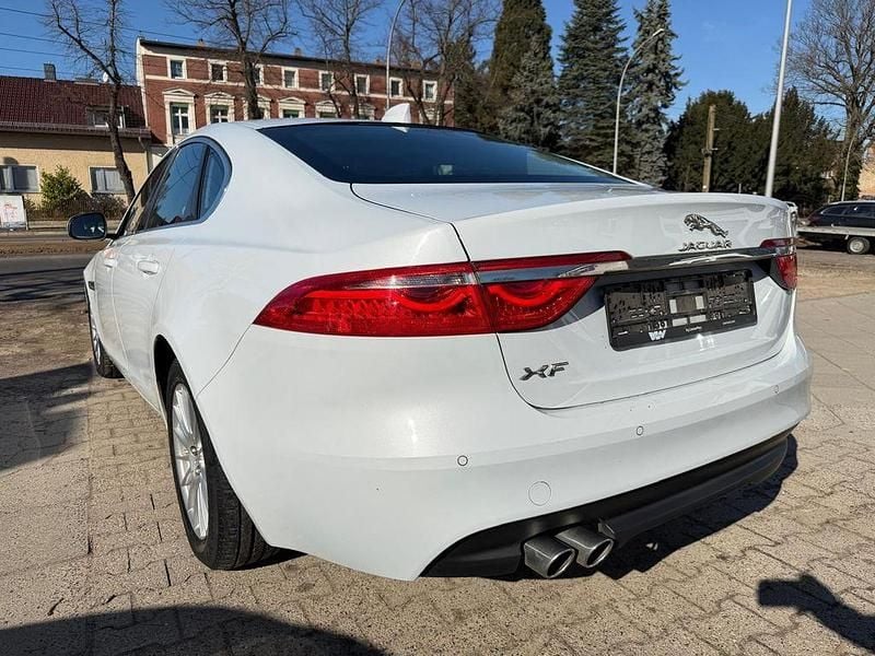 Gebraucht Jaguar XF Pure 179 PS (131 kW) 2016 Weiß Limousine