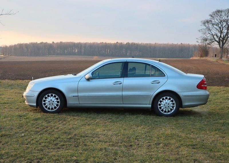 Grau Gebraucht 2004 Mercedes E240 Elegance Limousine | 3.500 € (Guter Preis) - Bild 1/4