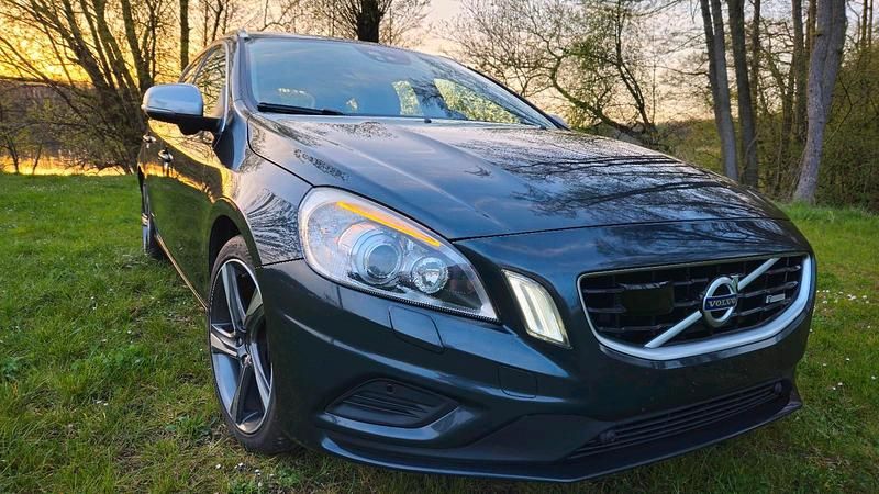 Grau Gebraucht 2013 Volvo V60 R-Design Kombi | 7.700 € - Bild 1/4