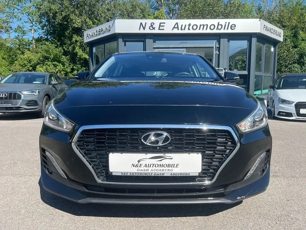 Gebraucht Hyundai i30 Select 99 PS (72 kW) 2018 Schwarz Limousine
