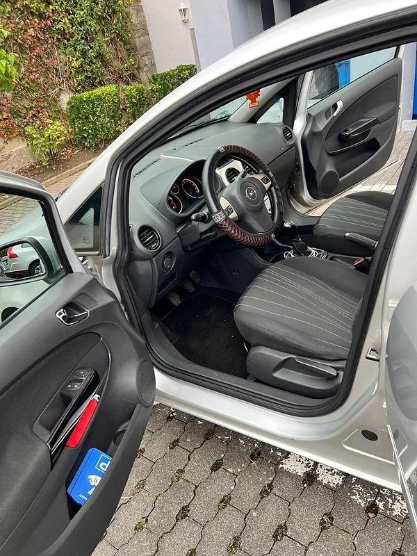 Silber Gebraucht 2007 Opel Corsa Kleinwagen | 2.500 € (Etwas zu teuer) - Bild 1/4