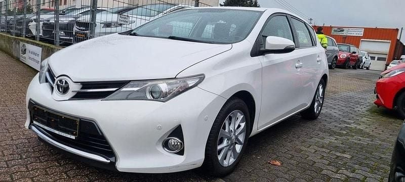 Weiß Gebraucht 2013 Toyota Auris Edition Limousine | 7.990 € (Guter Preis) - Bild 1/4