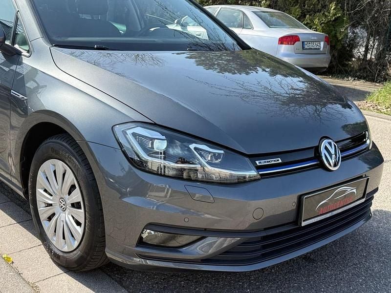 Gebraucht VW Golf VII Trendline 131 PS (96 kW) 2019 Grau Limousine