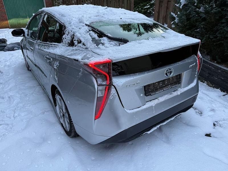 Silber Gebraucht 2018 Toyota Prius Limousine | 13.900 € (Superpreis) - Bild 1/4