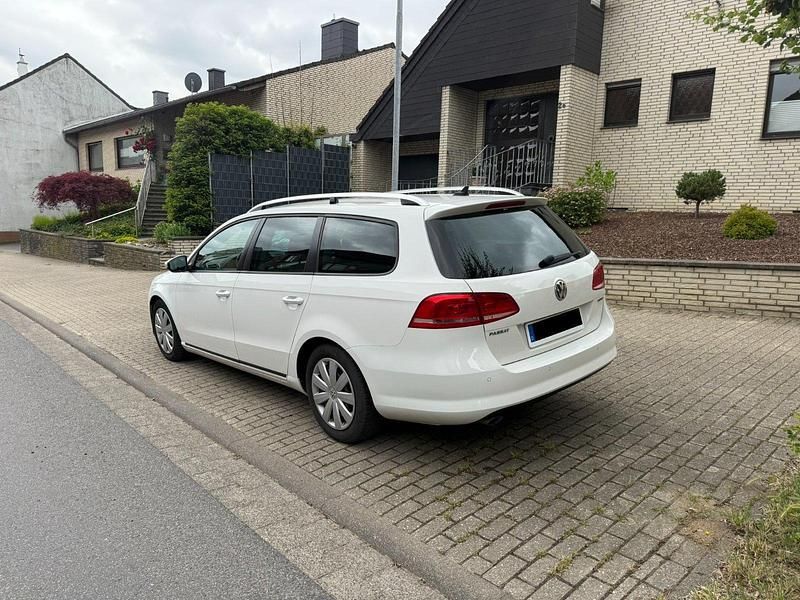 Gebraucht VW Passat 105 PS (77 kW) 2012 Weiß Kombi