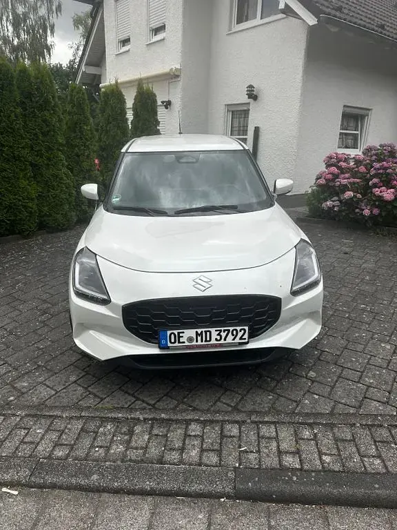 Gebraucht Suzuki Swift Comfort+ 83 PS (61 kW) 2025 Weiß Kleinwagen