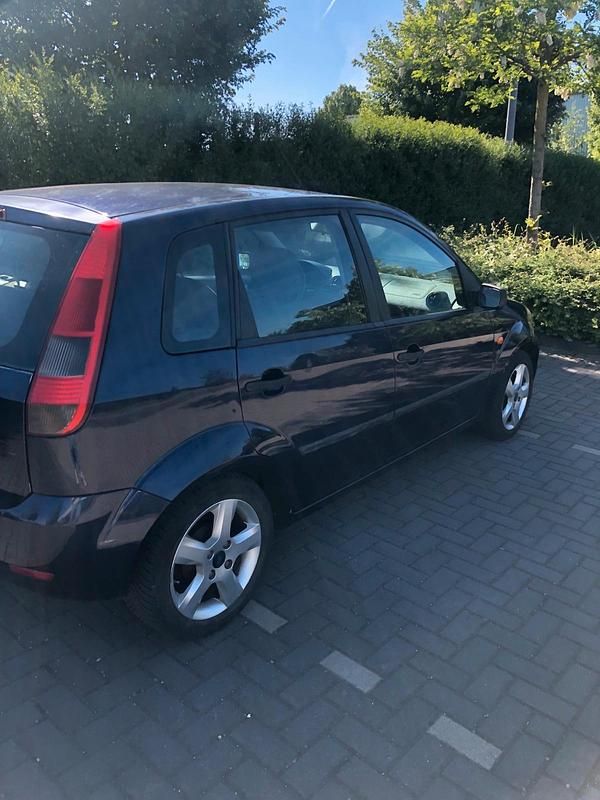 Blau Gebraucht 2002 Ford Fiesta Kleinwagen | 1.250 € - Bild 1/3