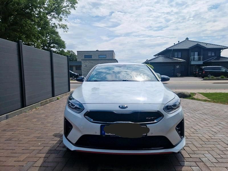 Weiß Gebraucht 2020 Kia ProCeed GT 2 Kleinwagen | 22.499 € (Fairer Preis) - Bild 1/4