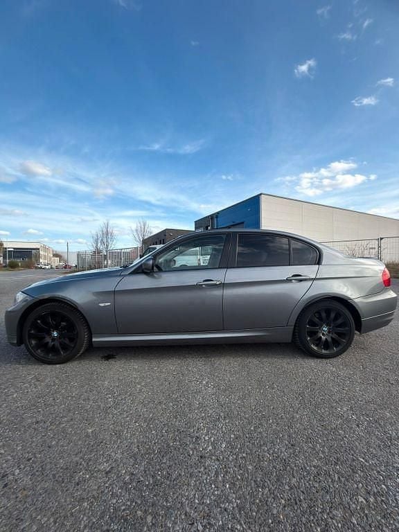 Gebraucht BMW 318 143 PS (105 kW) 2010 Grau Limousine