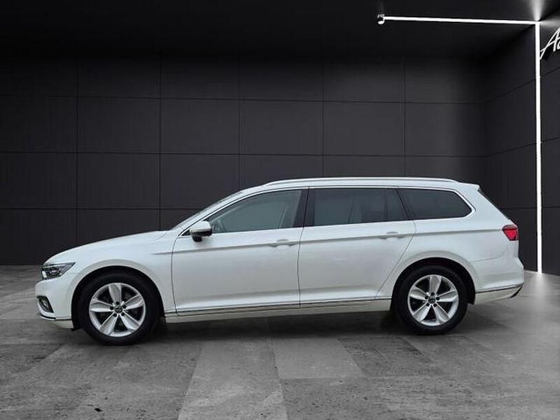 Gebraucht VW Passat Elegance 150 PS (110 kW) 2022 Oryxweiß perlmutteffekt Kombi