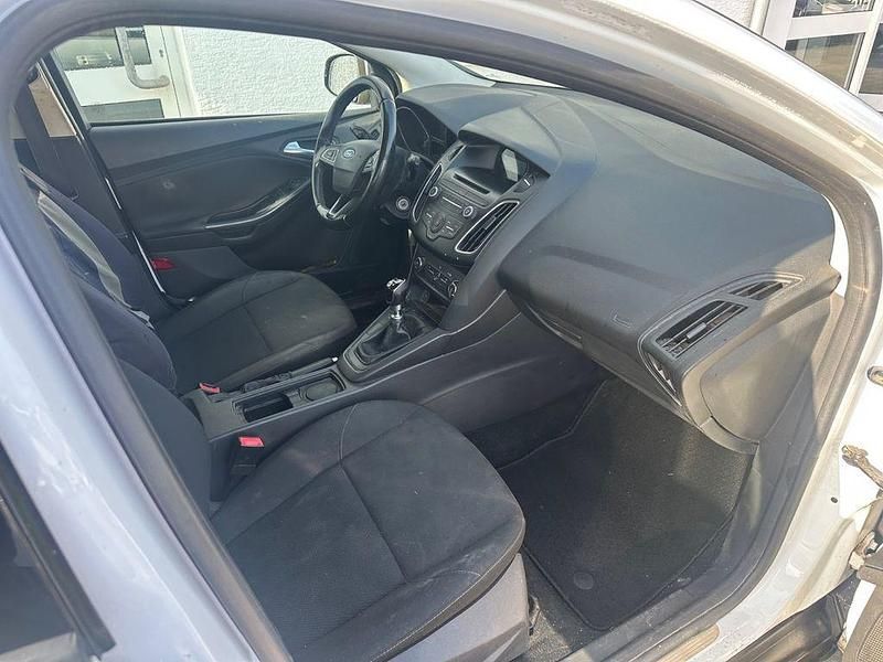 Gebraucht Ford Focus Trend 125 PS (91 kW) 2018 Weiß Limousine