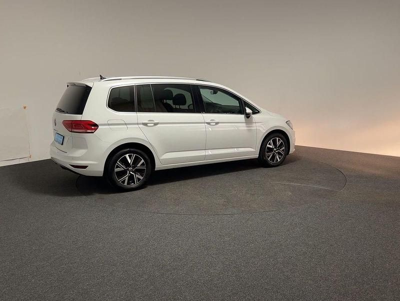 Gebraucht VW Touran Highline 150 PS (110 kW) 2023 Pure white Van / Kleinbus