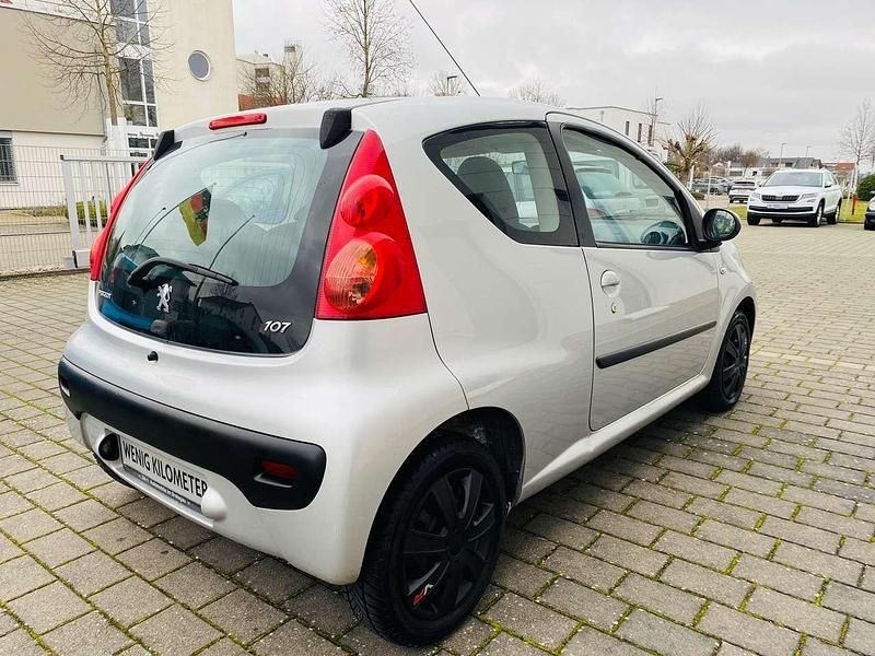 Gebraucht Peugeot 107 68 PS (50 kW) 2011 Silber Kleinwagen