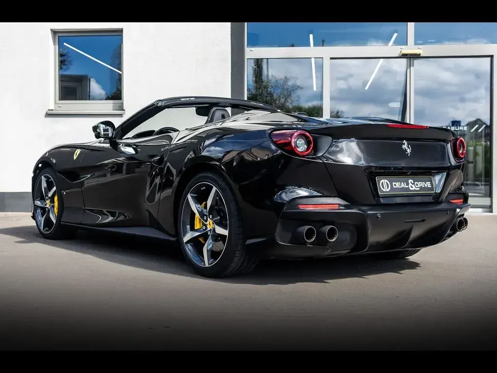 Second-hand Ferrari Portofino 620 CP (456 kW) 2022 Negru Cabrio
