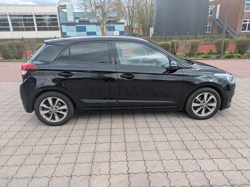 Gebraucht Hyundai i20 Active 101 PS (74 kW) 2016 Schwarz Coupé
