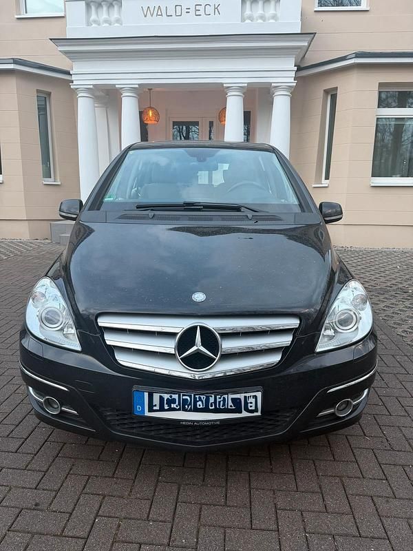 Gebraucht Mercedes B200 140 PS (102 kW) 2010 Schwarz Van / Kleinbus
