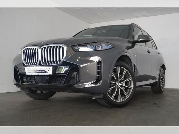 Grau (dravitgrau metallic) Gebraucht 2024 BMW X5 M Sport SUV | 80.750 € (Superpreis) - Bild 1/4