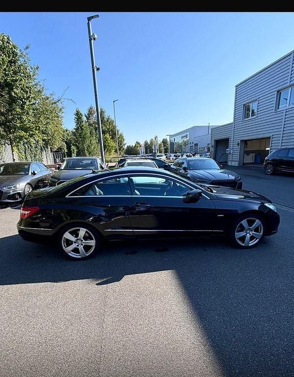 Schwarz Gebraucht 2012 Mercedes E250 Avantgarde Coupé | 12.500 € (Fairer Preis) - Bild 1/4