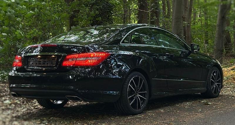 Gebraucht Mercedes E500 AMG line 387 PS (284 kW) 2010 Schwarz Coupé