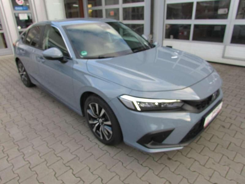 Sonic gray p. Gebraucht 2024 Honda Civic Elegance Kleinwagen | 32.900 € - Bild 1/4