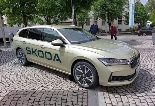Gebraucht Skoda Superb Selection 150 PS (110 kW) 2024 Ice tea gelb metallic Kombi
