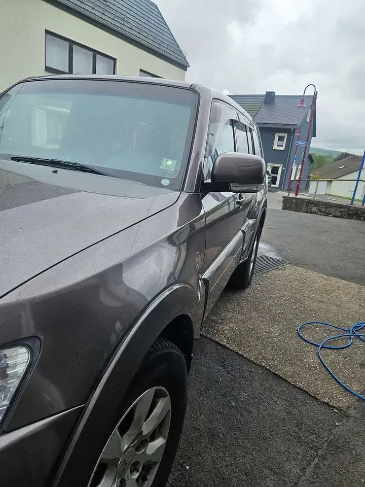 Gebraucht Mitsubishi Pajero Invite 200 PS (147 kW) 2011 Granitbraun (m) SUV