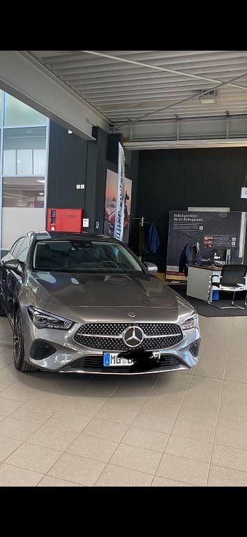 Grau Gebraucht 2023 Mercedes CLA180 Shooting Brake Kombi | 25.990 € (Guter Preis) - Bild 1/4