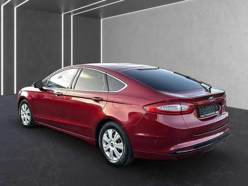 Gebraucht Ford Mondeo Titanium 160 PS (117 kW) 2016 Rot Limousine