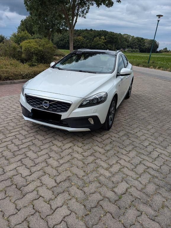 Weiß Gebraucht 2016 Volvo V40 CC Ocean Race Kombi | 15.000 € (Fairer Preis) - Bild 1/4